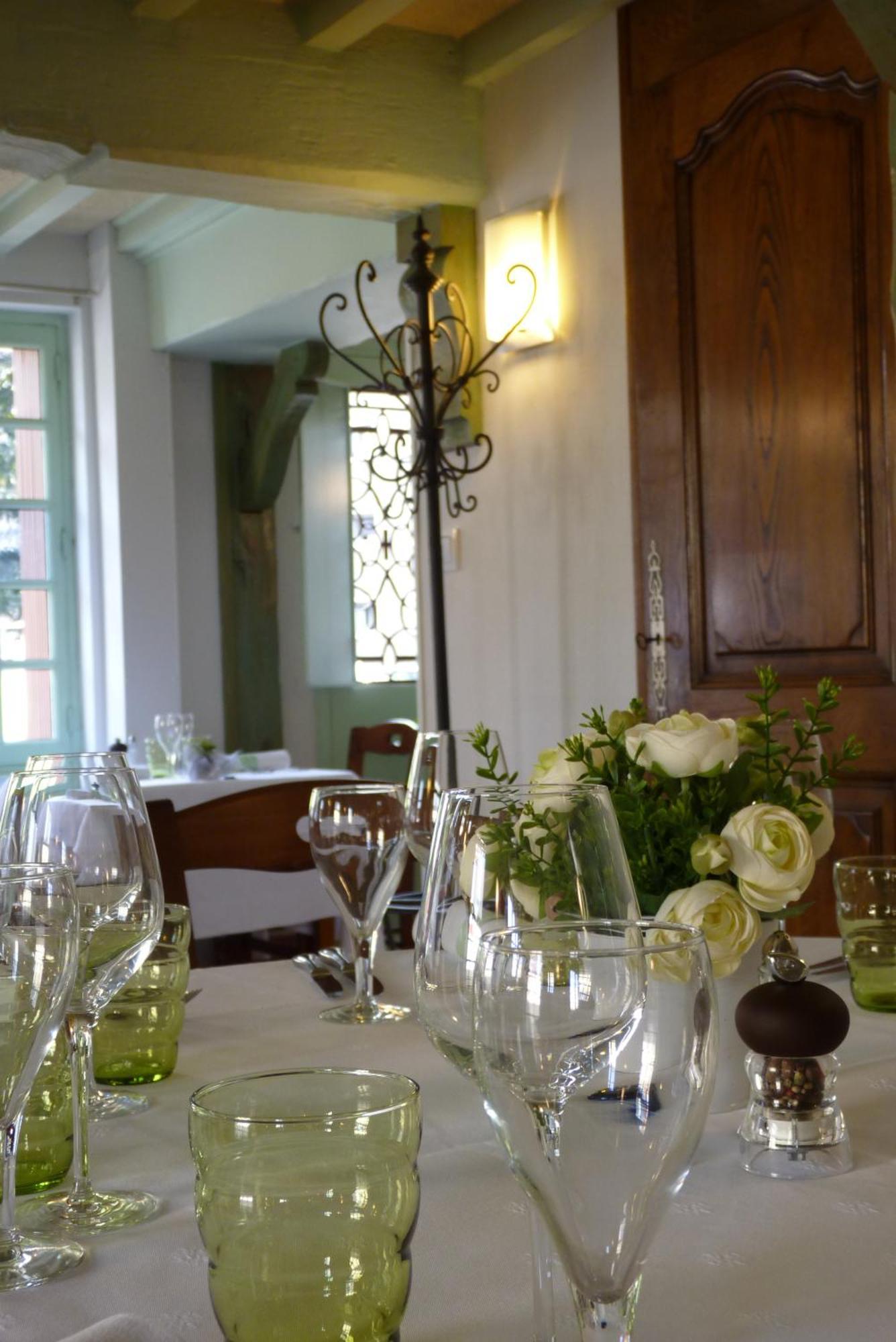 Hotel-Restaurant La P'Tite Auberge Lillebonne Bagian luar foto