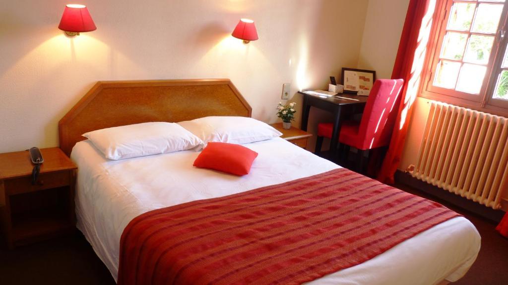Hotel-Restaurant La P'Tite Auberge Lillebonne Ruang foto
